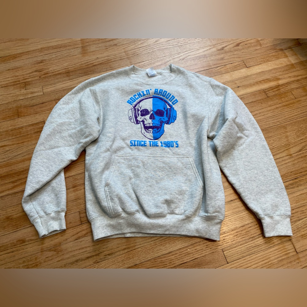 Rockin’ Around Since the 1980’s Gray Skull Print Men Sweatshirt Size Small